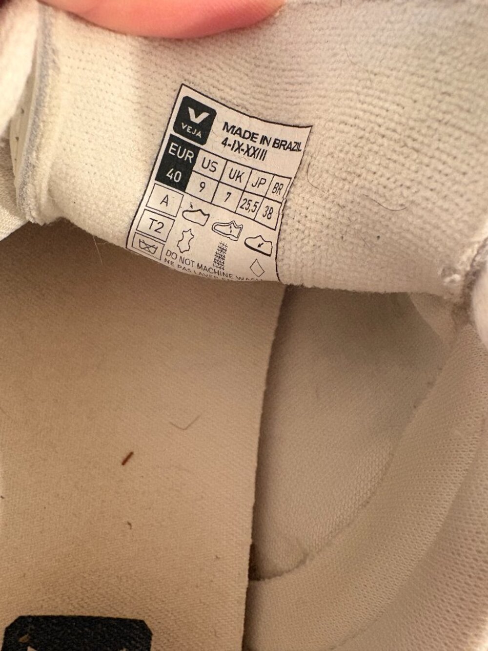 Veja White Leather Sneakers – Minimalist & Chic SIZE 9 - Picture 2 of 6